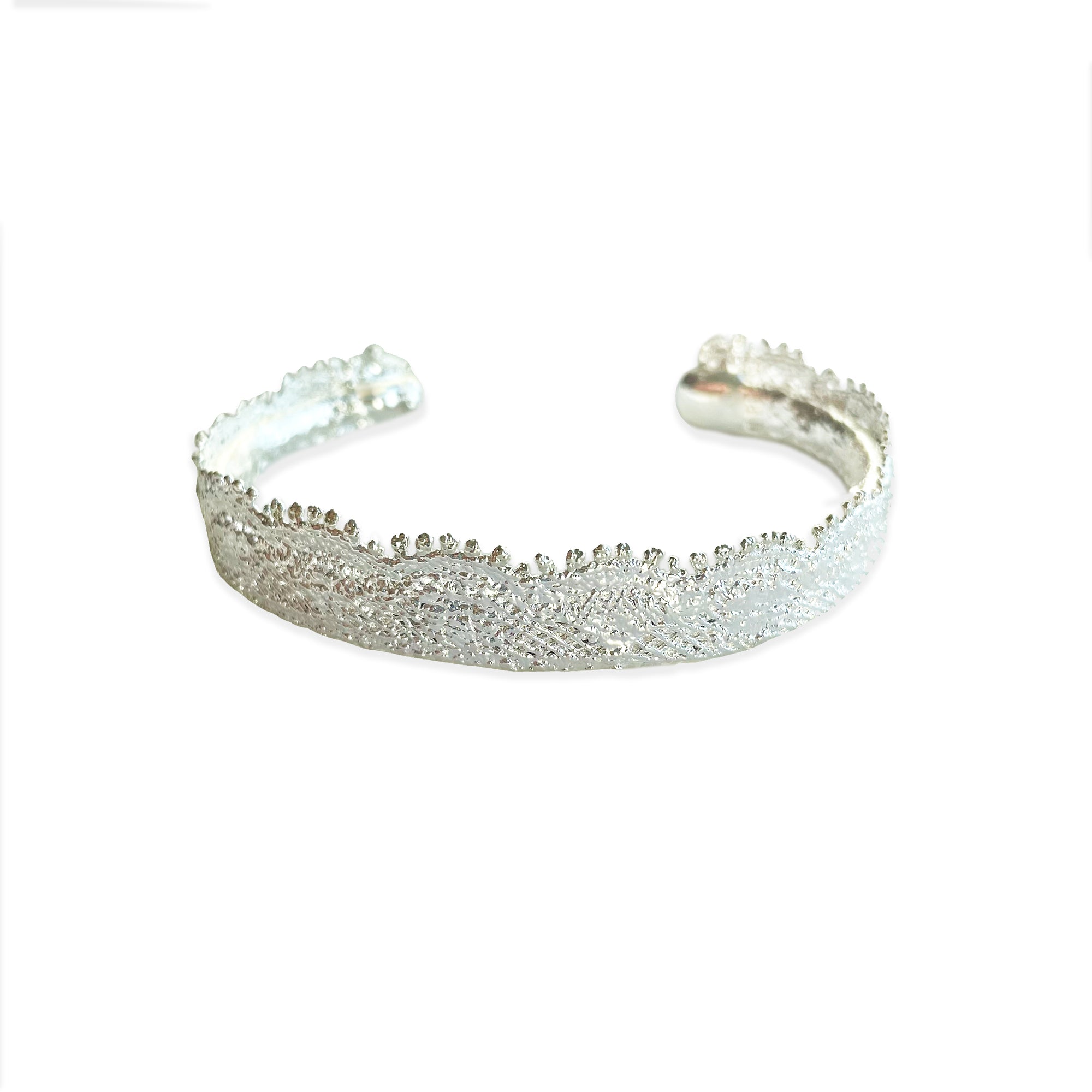 Lace bangle bracelet in sterling silver. Signed and numbered in the back.