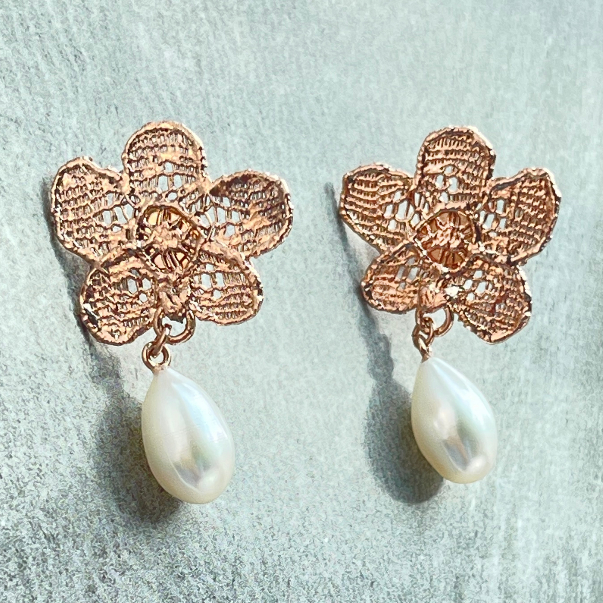 Pearl earrings with lace flower in rose gold.