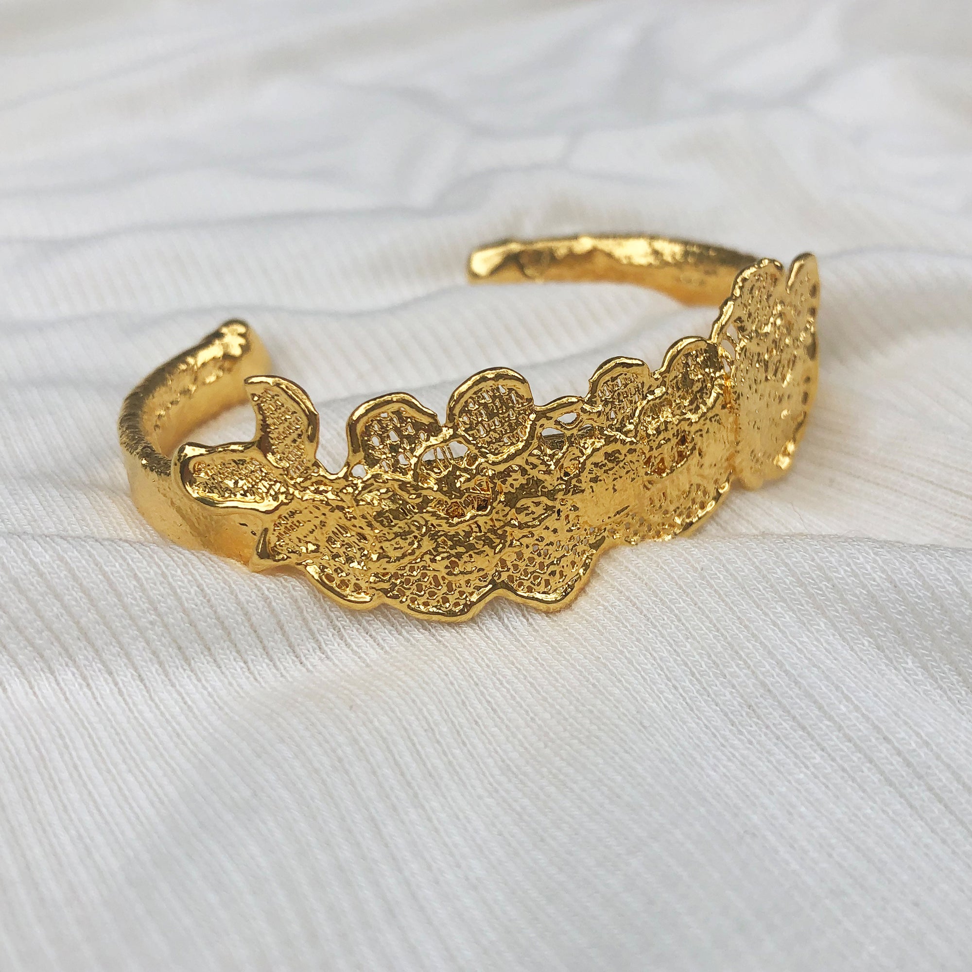 Alex lace bracelet in brilliant 24k gold. 