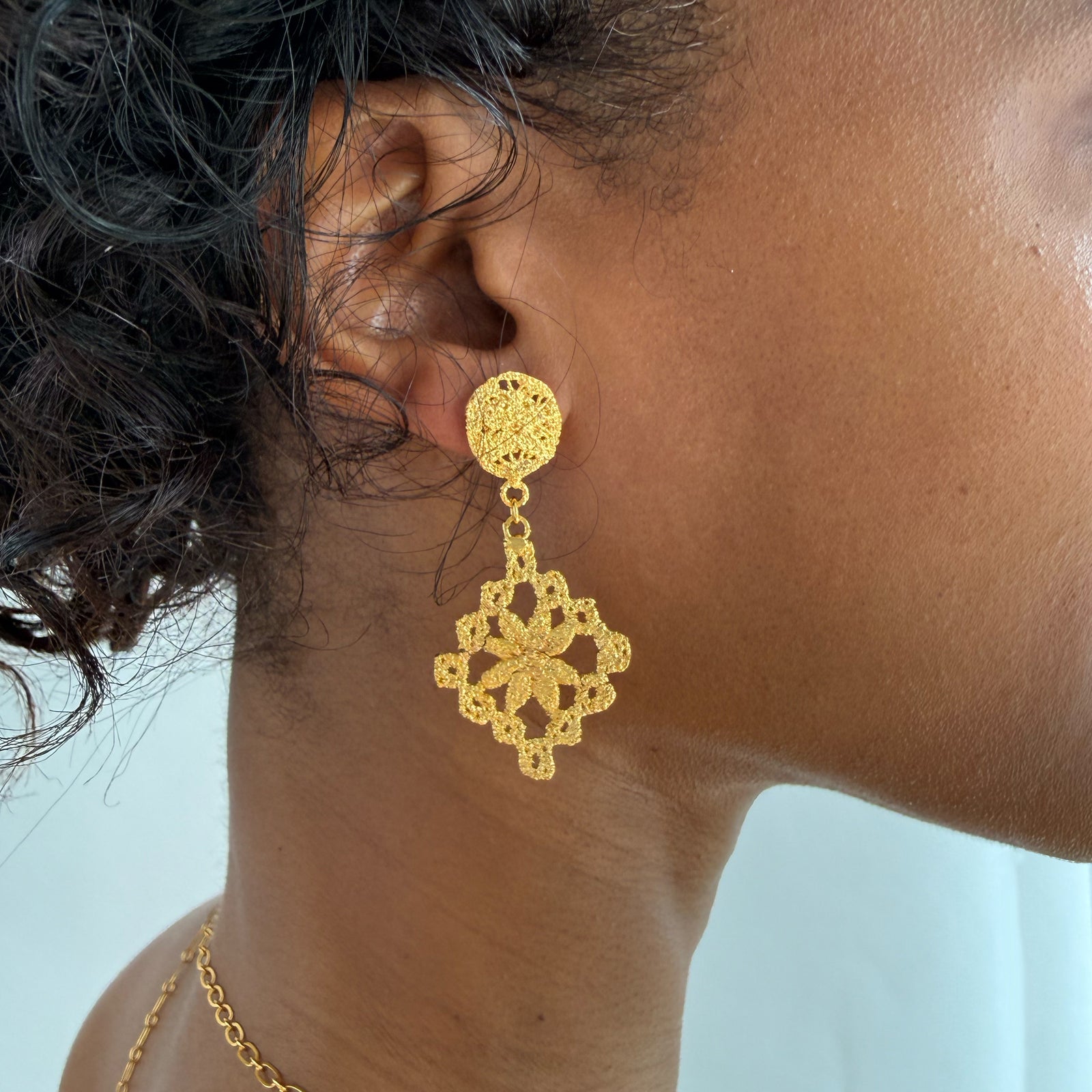 Chandelier lace earrings in 24k gold.