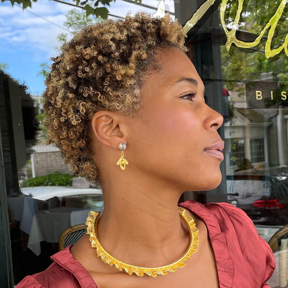 Lace choker in 24k gold worn by a model.