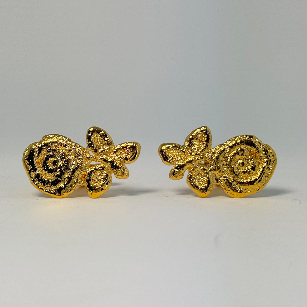 Albie lace rose cufflinks in 24k gold.