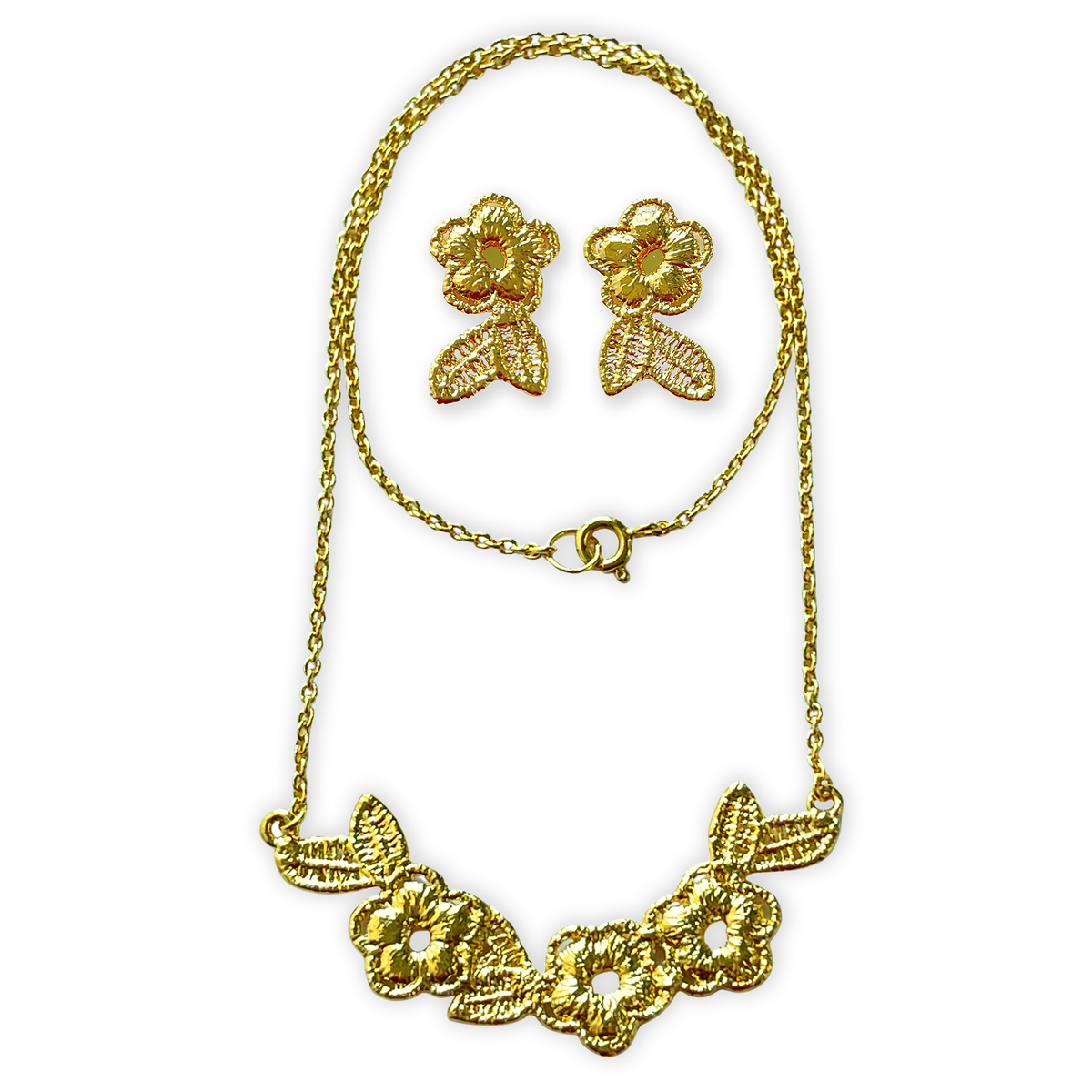Gift set Ella lace earrings and Ellinor lace necklace in 24k gold.