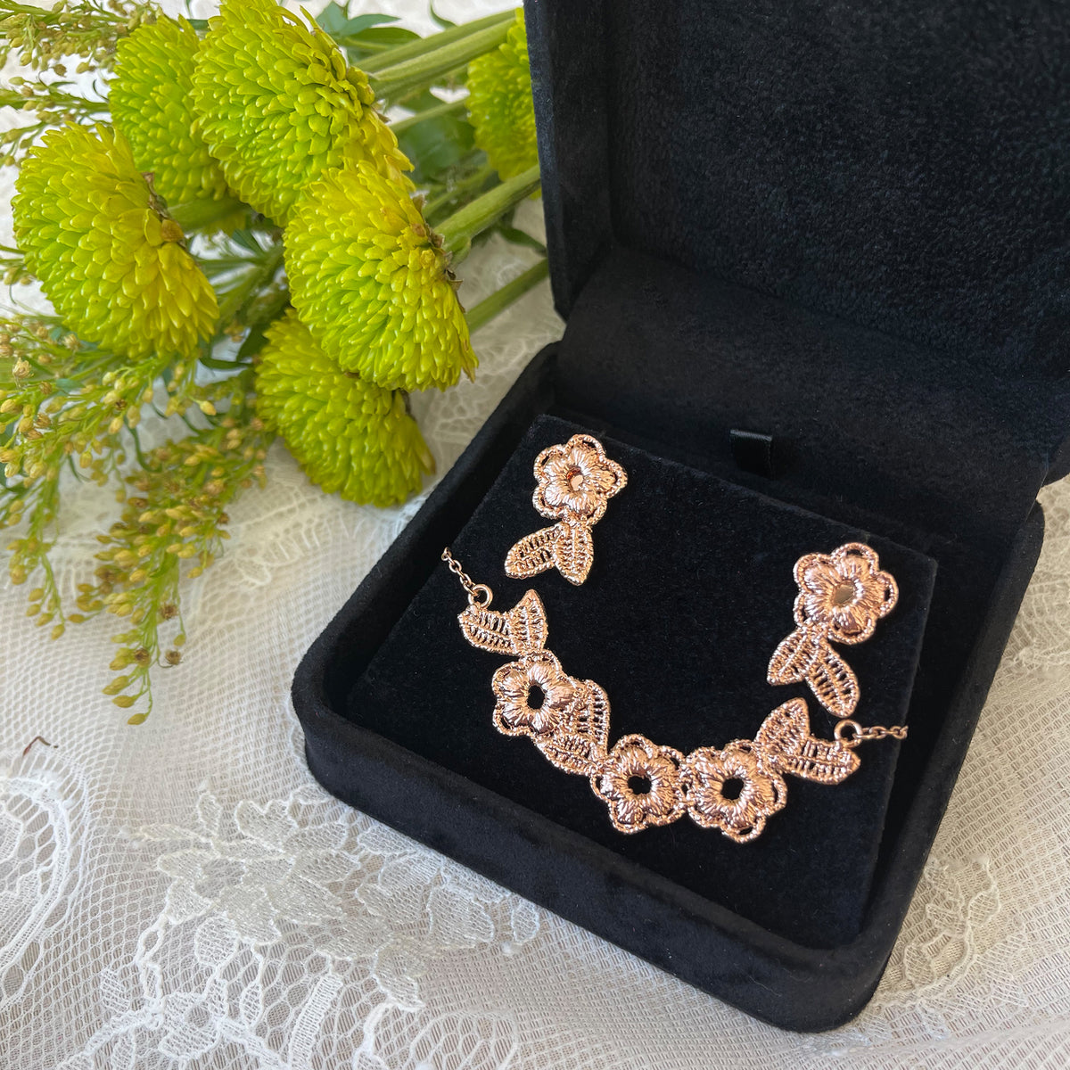 Gift set Ella lace earrings and Ellinor lace necklace in rose gold.