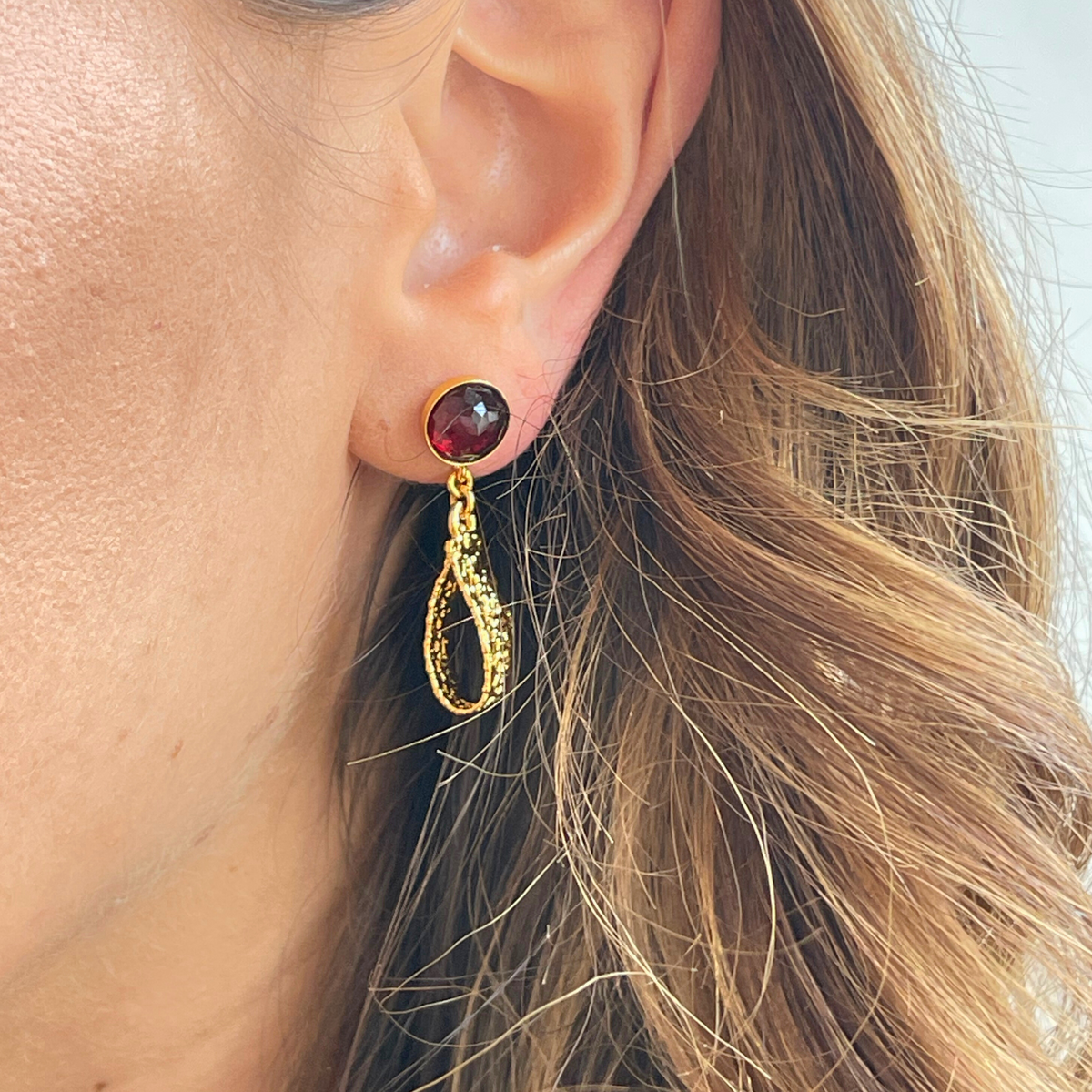 Ines lace earrings in 24k gold with faceted Garnets. 