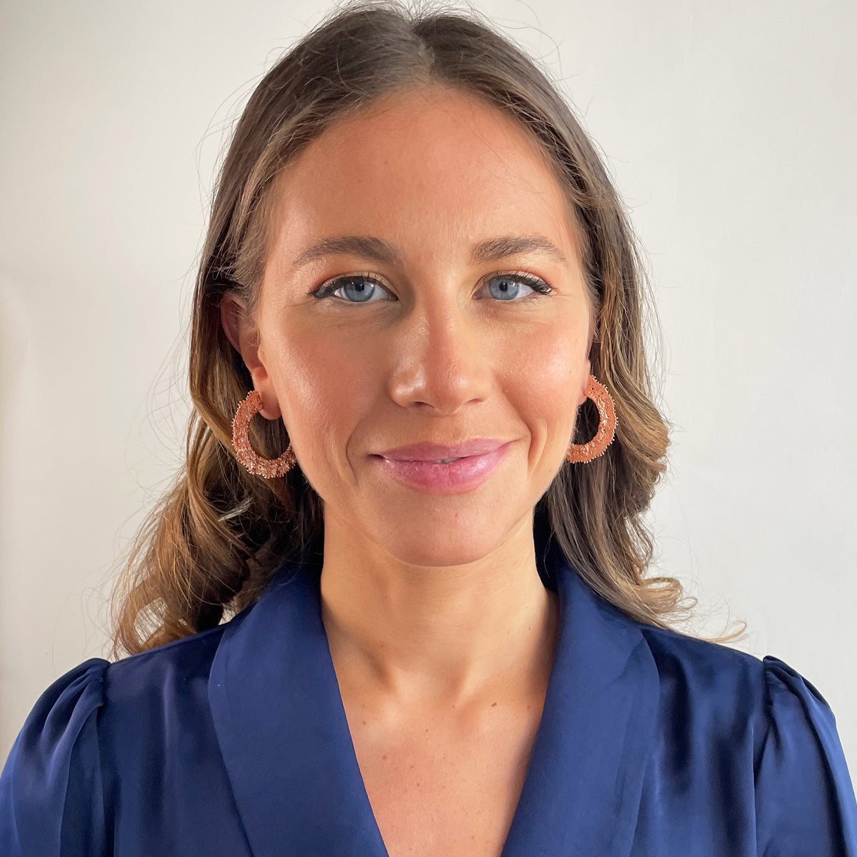 Jeanne lace hoop earrings small in rose gold on a model.