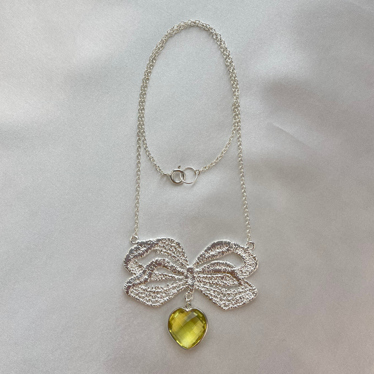 Necklace with lace bow in silver and heart Citrine stone.