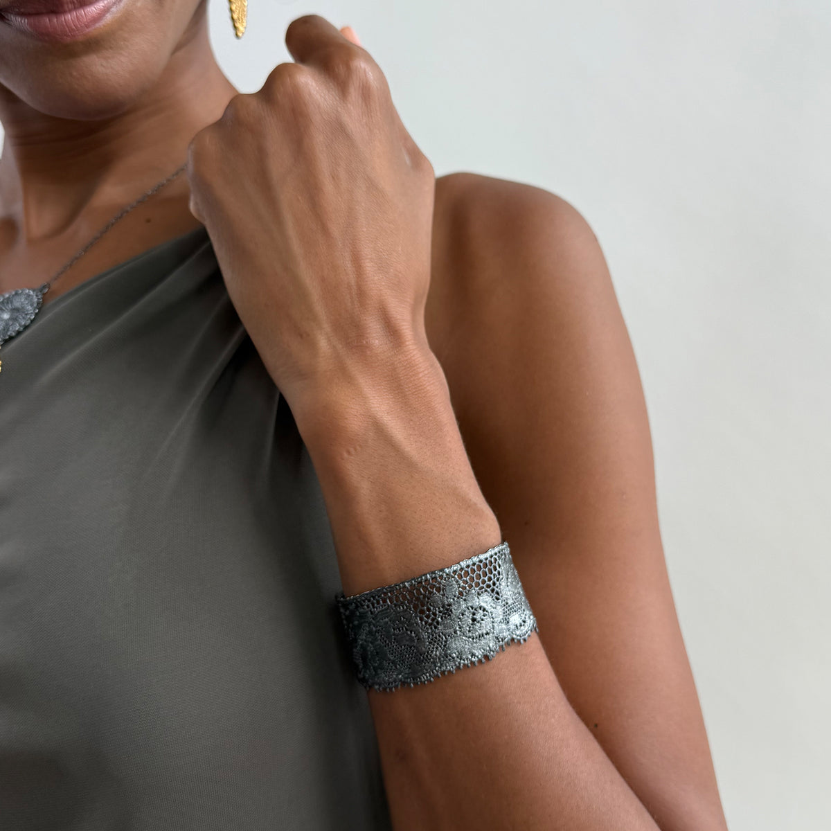 Julie - small lace cuff bracelet in oxidized silver