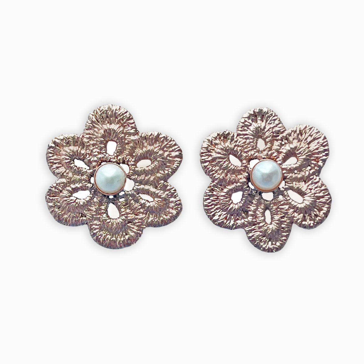 Pearl stud earring with lace flower in rose gold.