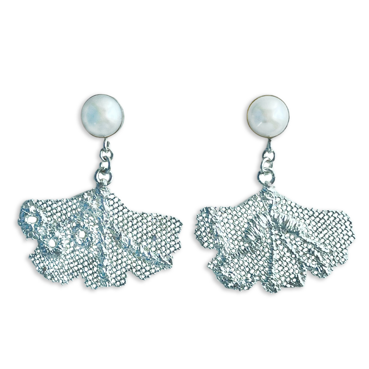 Pearl earrings with lace in the shape of a ginkgo leaf in sterling silver.