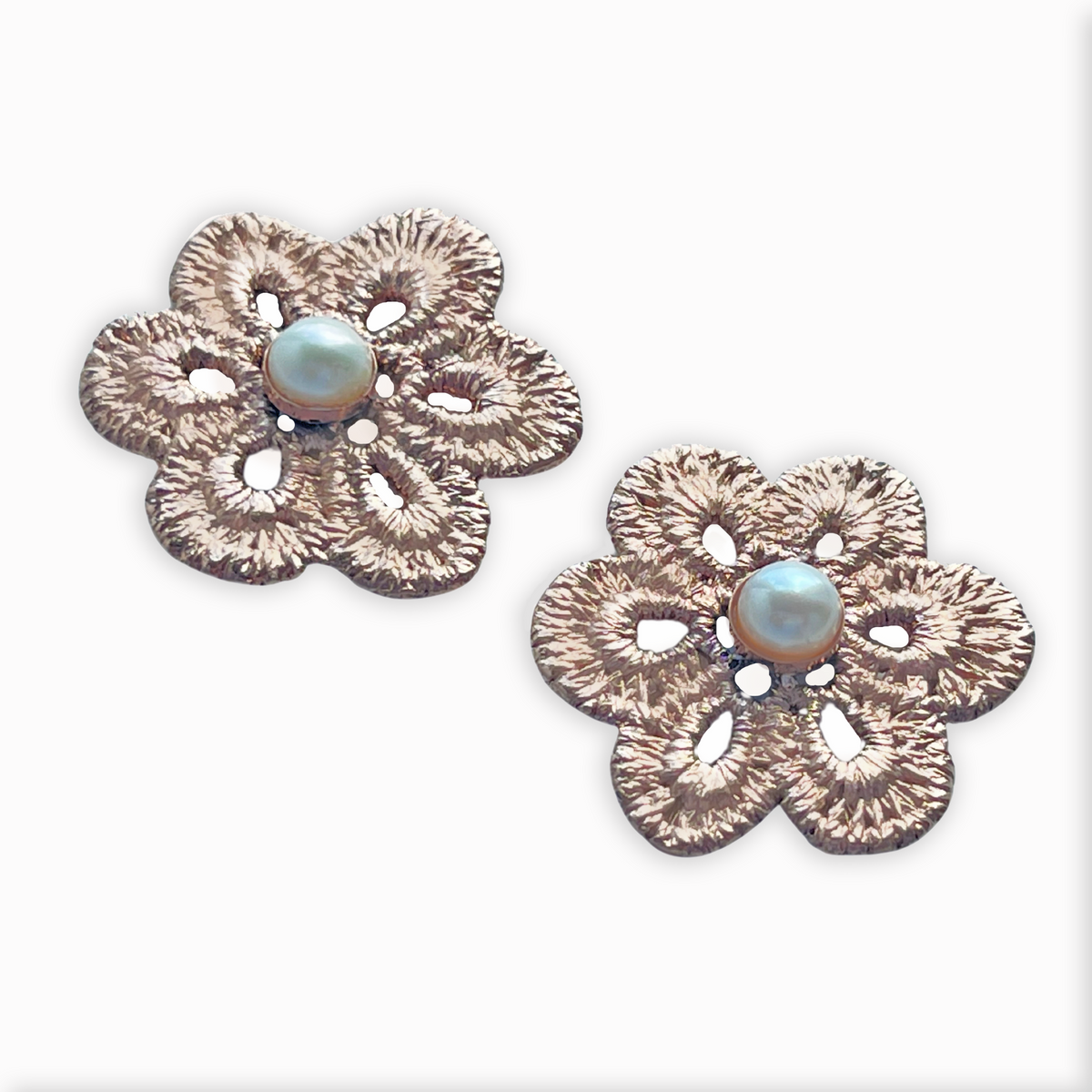 Pearl stud earrings with lace flower in rose gold.