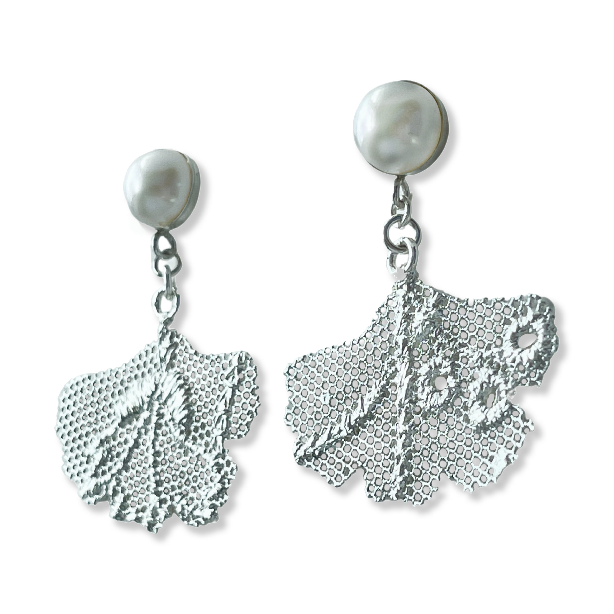Pearl earrings with lace in the shape of a ginkgo leaf in sterling silver.