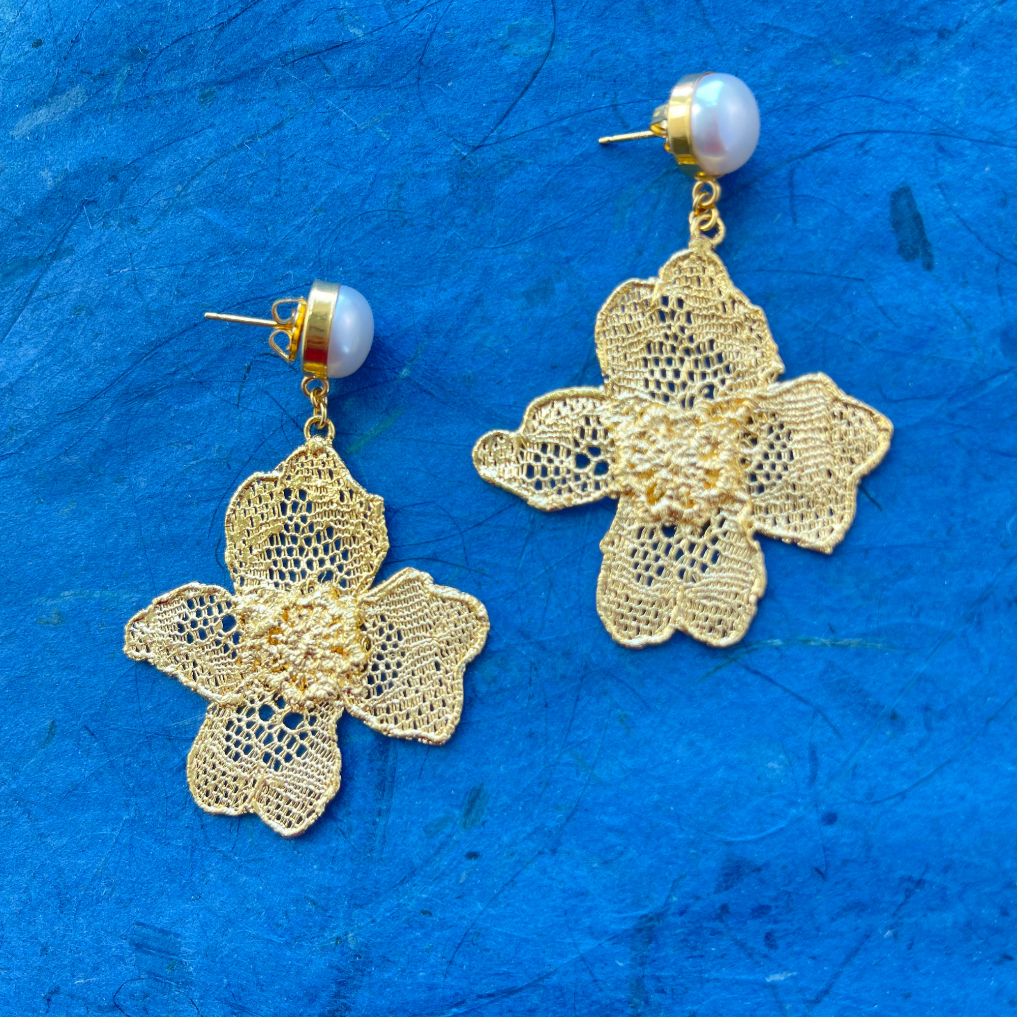 Drop pearl earrings with large lace flower in 24k gold.