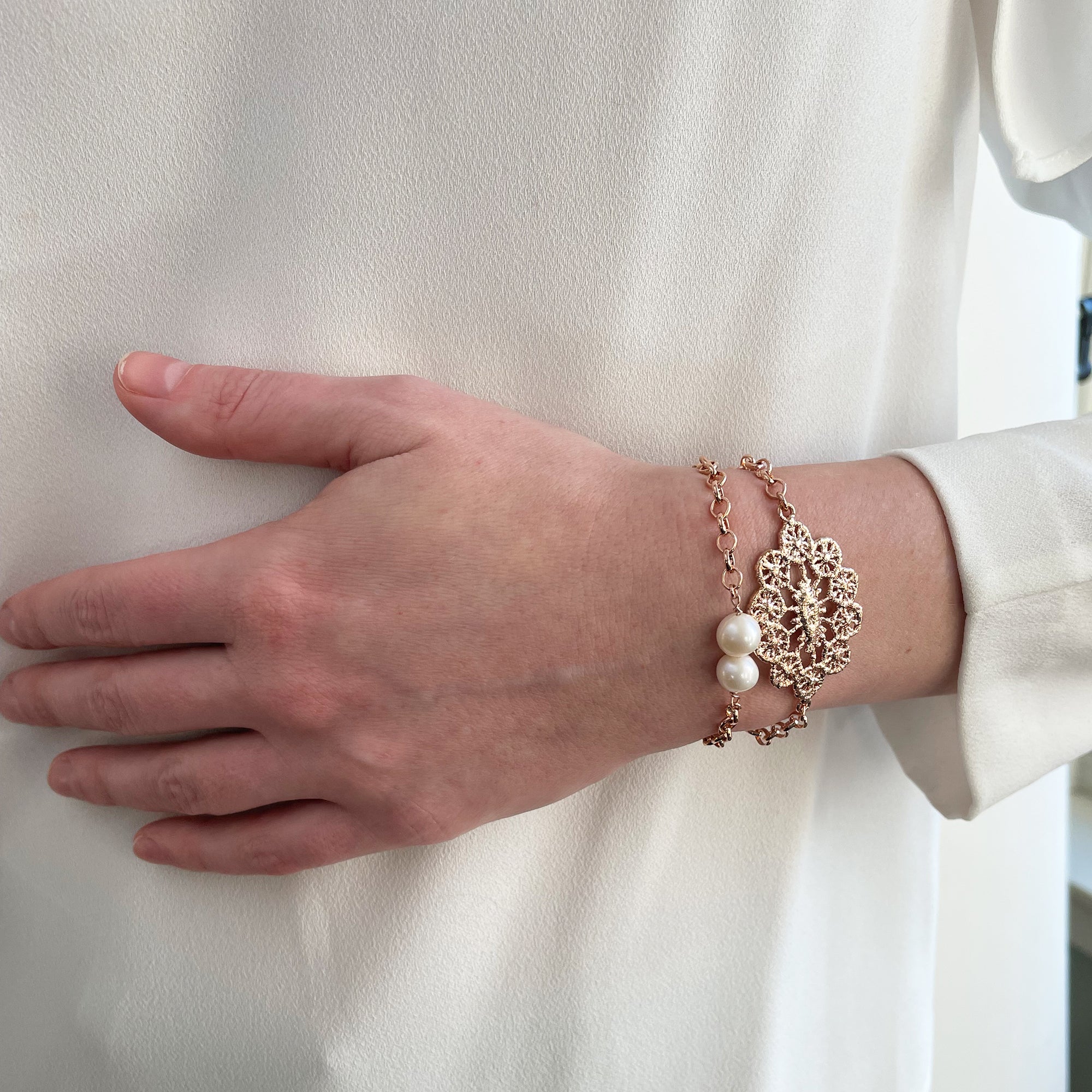 Exquisite chain bracelet with lace medaillon in sterling silver and two white pearls.
