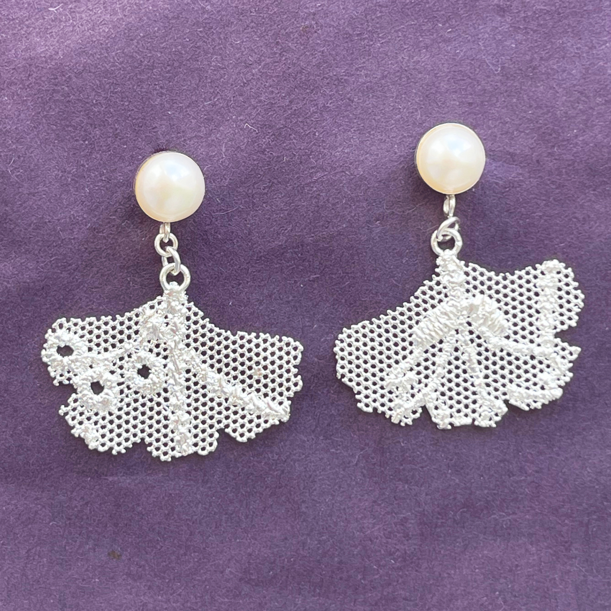 Pearl earrings with lace in the shape of a ginkgo leaf in sterling silver.