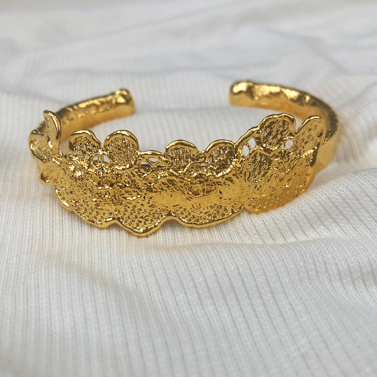 Alex lace bracelet in brilliant 24k gold. 