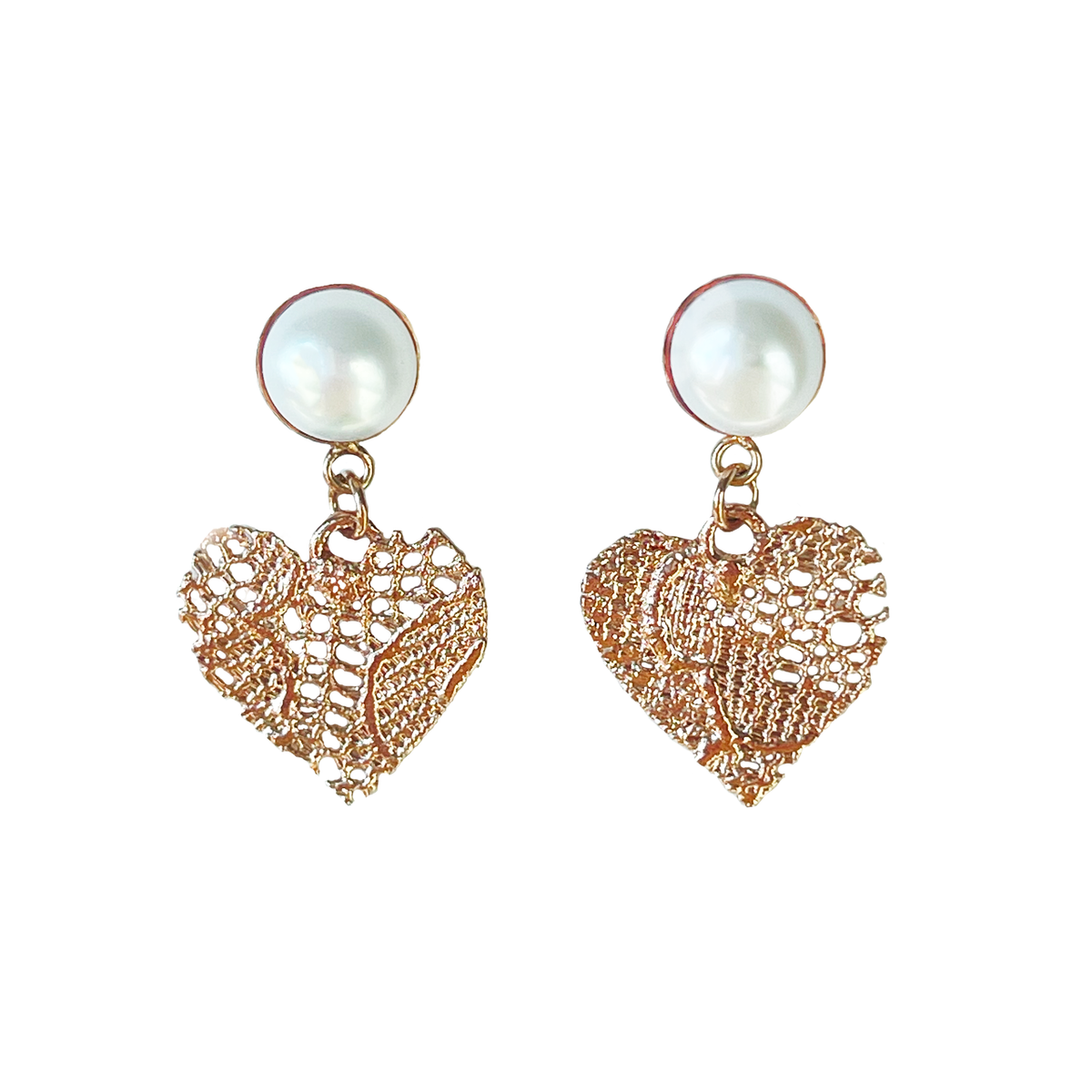 Pearl earrings with rose gold lace heart.