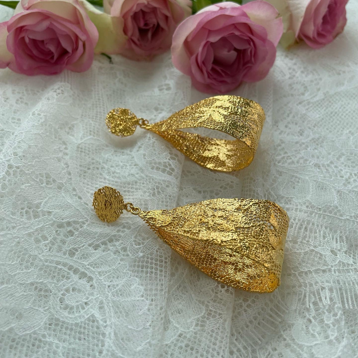 Camie lace loop earrings in 24k gold.