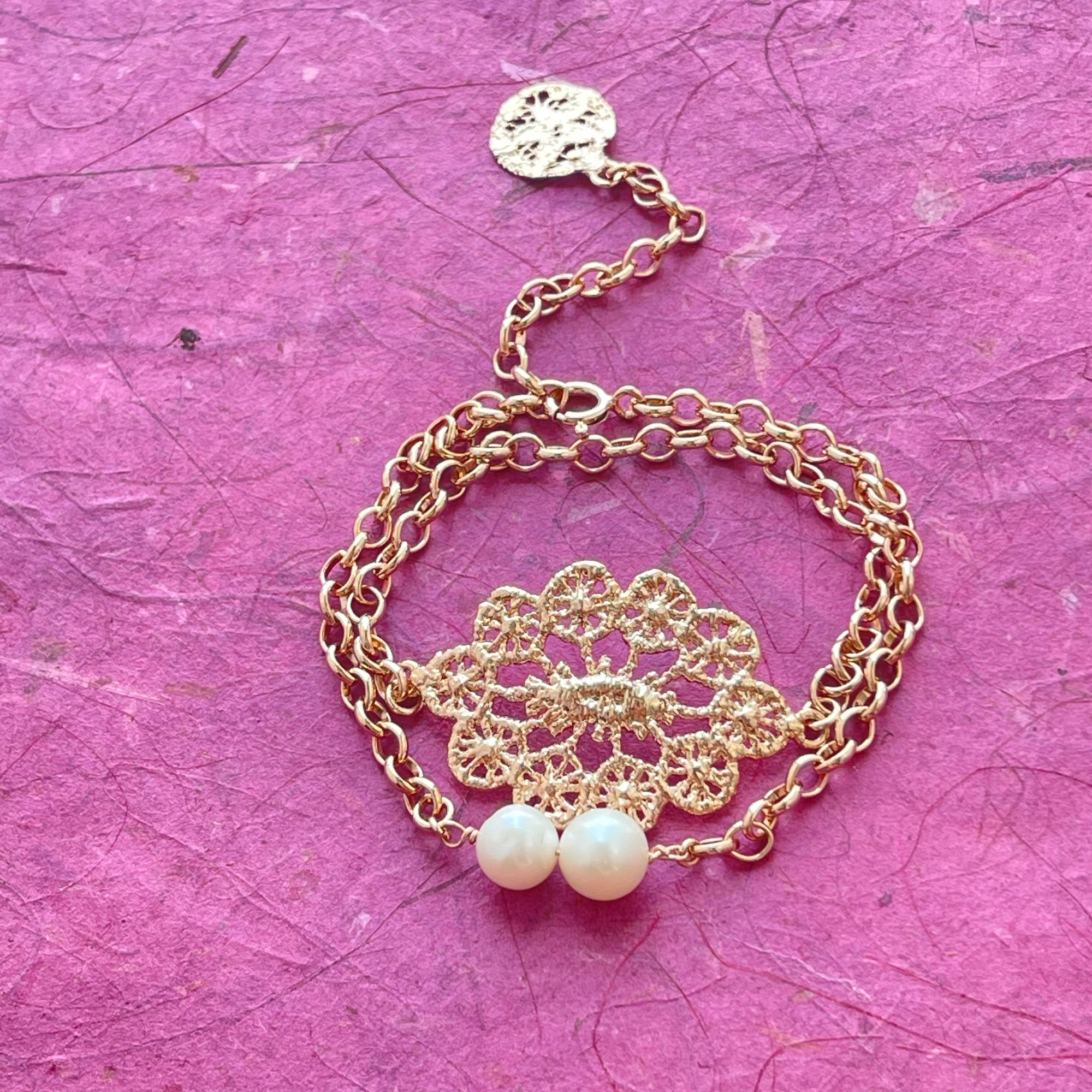 Exquisite chain bracelet with lace medaillon in sterling silver and two white pearls.
