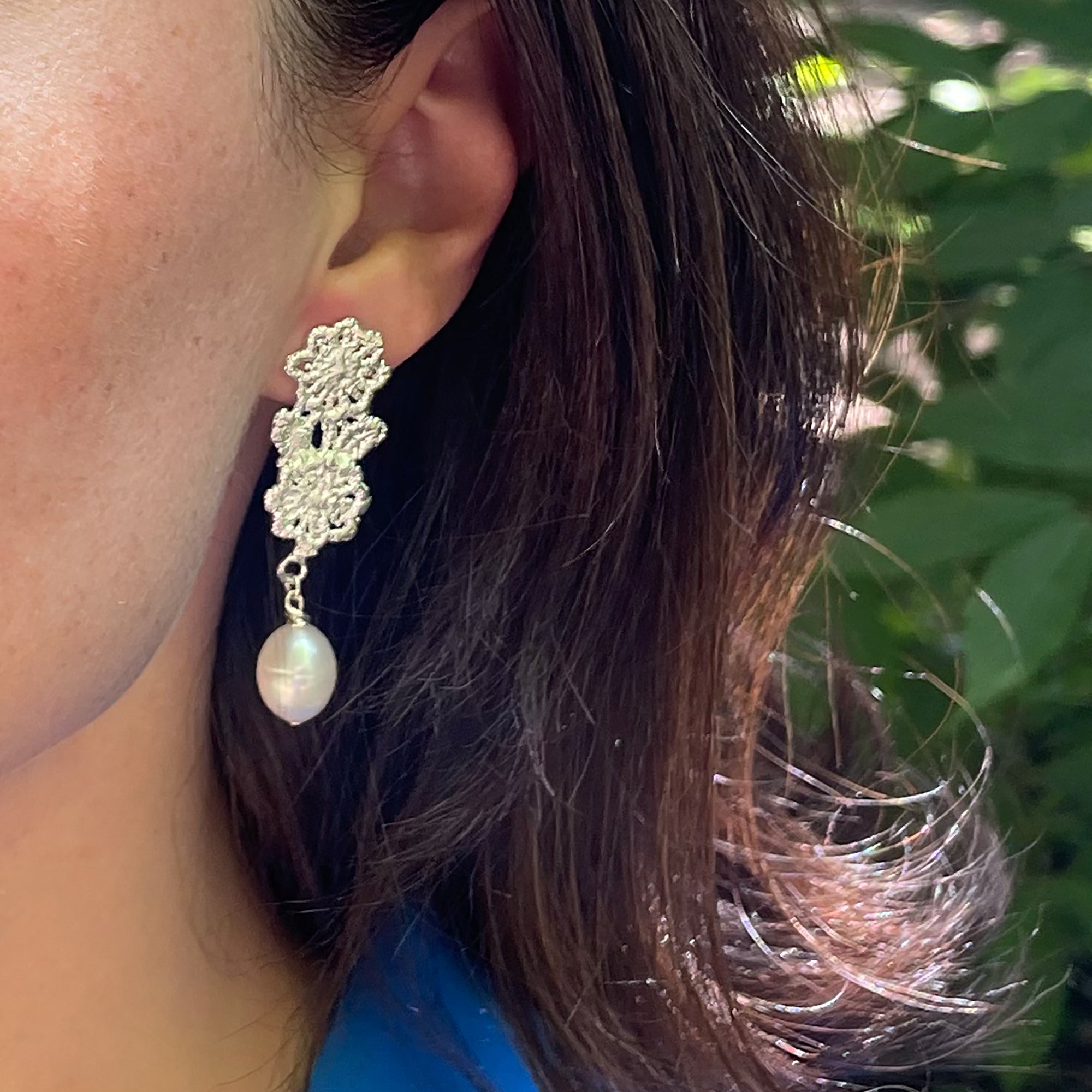 Baroque pearl earrings with lace garland in sterling silver.