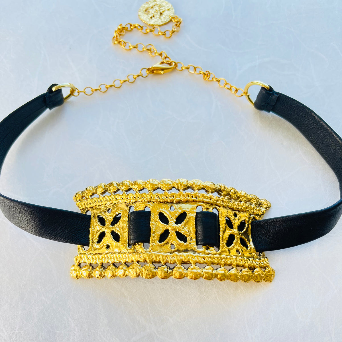 Choker necklace lace and leather 24k