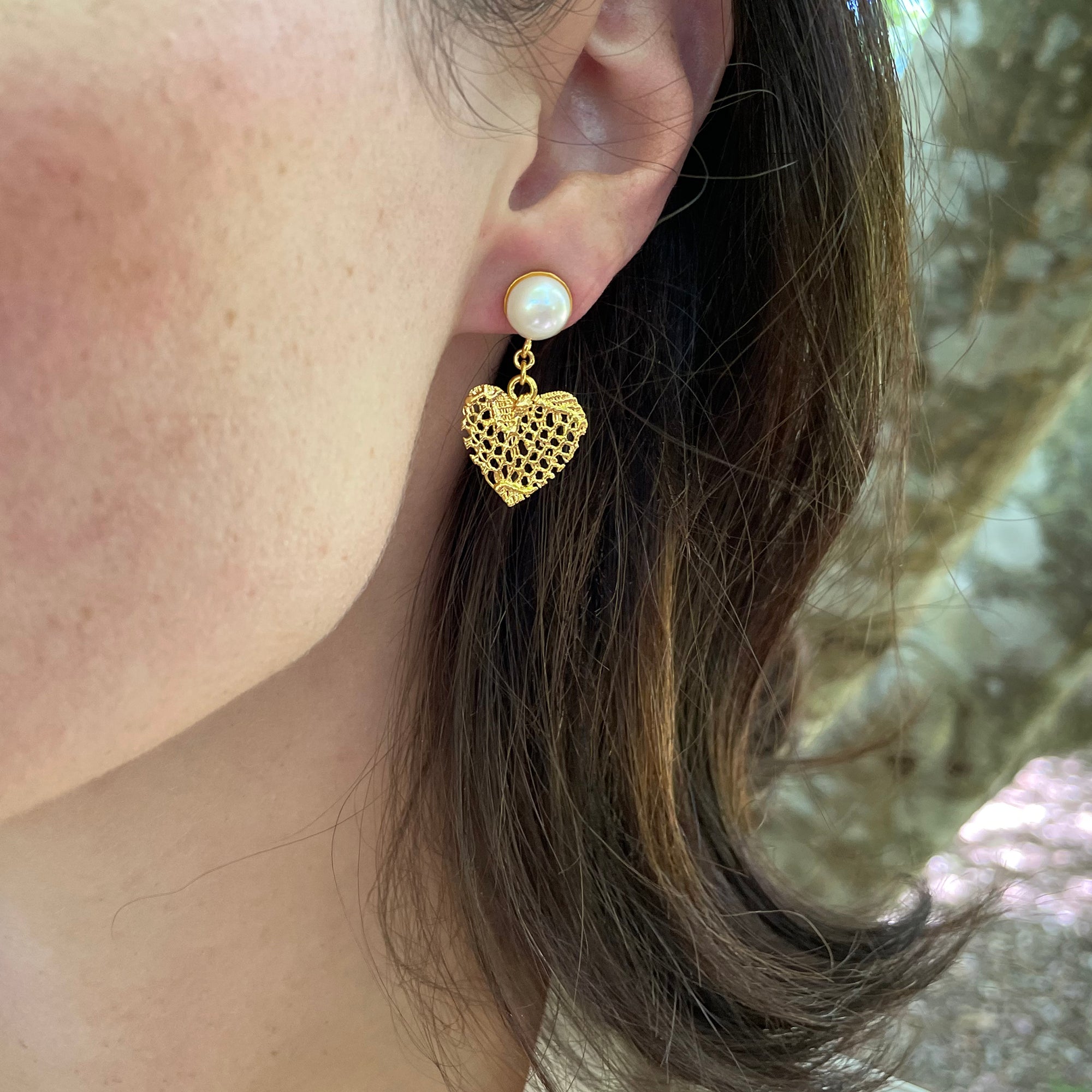Pearl earrings with rose gold lace heart.