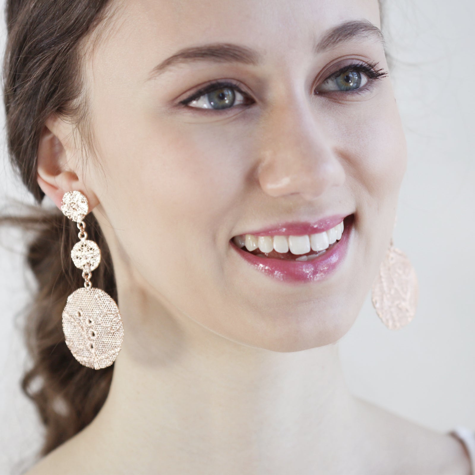 Exquisite lace earrings with triple circles in rose gold.