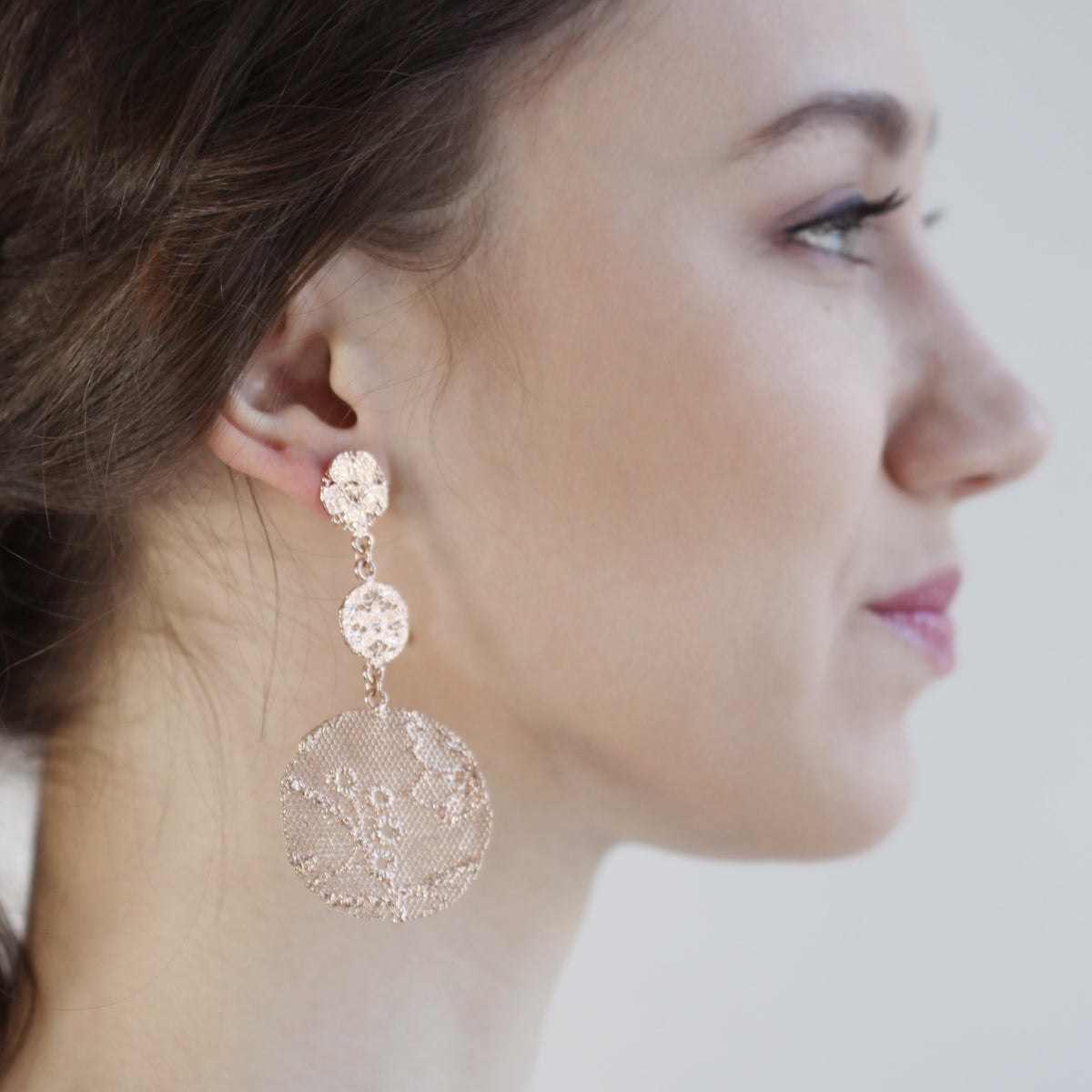 Exquisite lace earrings with triple circles in rose gold.