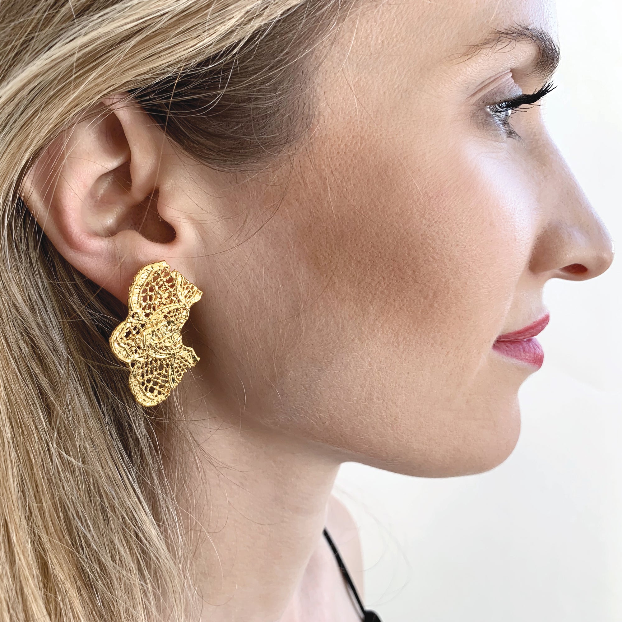 Dora stud earrings 24k gold