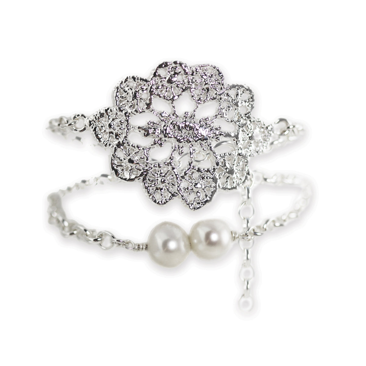 Exquisite chain bracelet with lace medaillon in sterling silver and two white pearls.